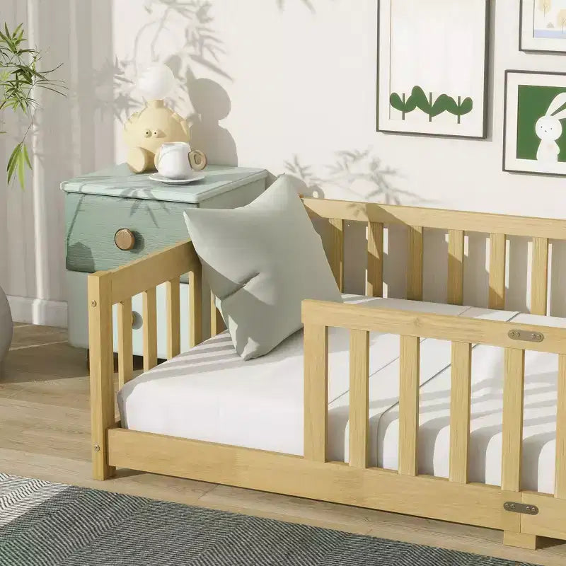 Lit au sol jumeau Bellemave avec clôture, cadre de lit Montessori en bois d'hévéa massif pour enfants, design discret avec lattes, finition naturelle
