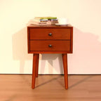 Table de chevet avec 2 tiroirs et façade inclinée pour chambre ou salon