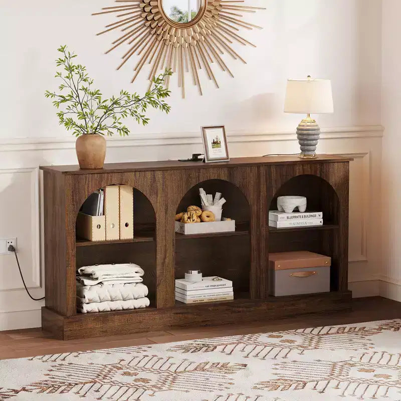 Meuble TV Console avec Prises, Meuble TV Moderne à 3 Niveaux Arqué de 160 cm avec Station de Recharge et Étagères Ouvertes pour TV de 65/70 pouces