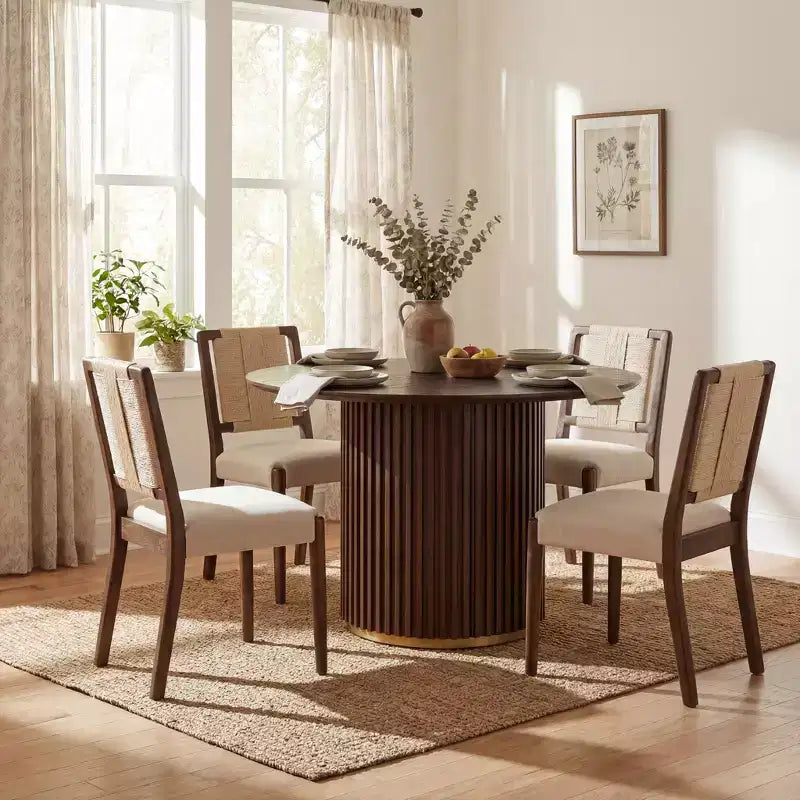 Ensemble de salle à manger rond 5 pièces Seema Modern avec chaises rembourrées en bois d'hévéa